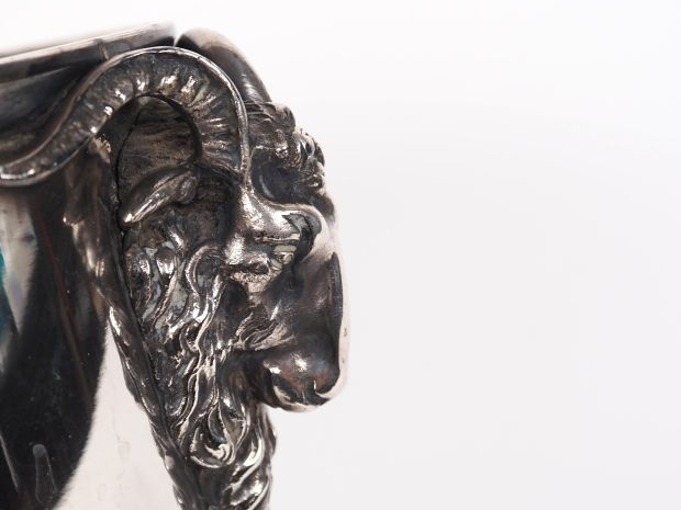 Seau à champagne en métal argenté sur piedouche, anses en forme de muf