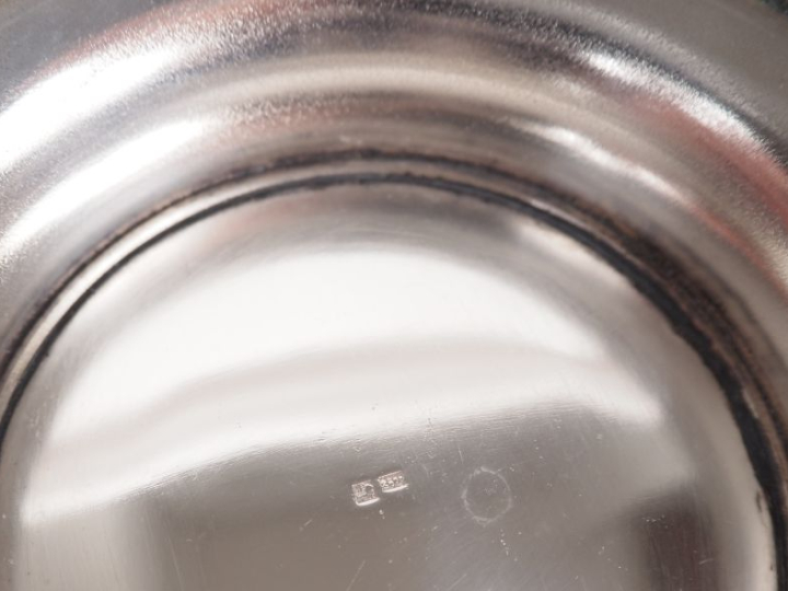 Seau à champagne en métal argenté sur piedouche, anses en forme de muf