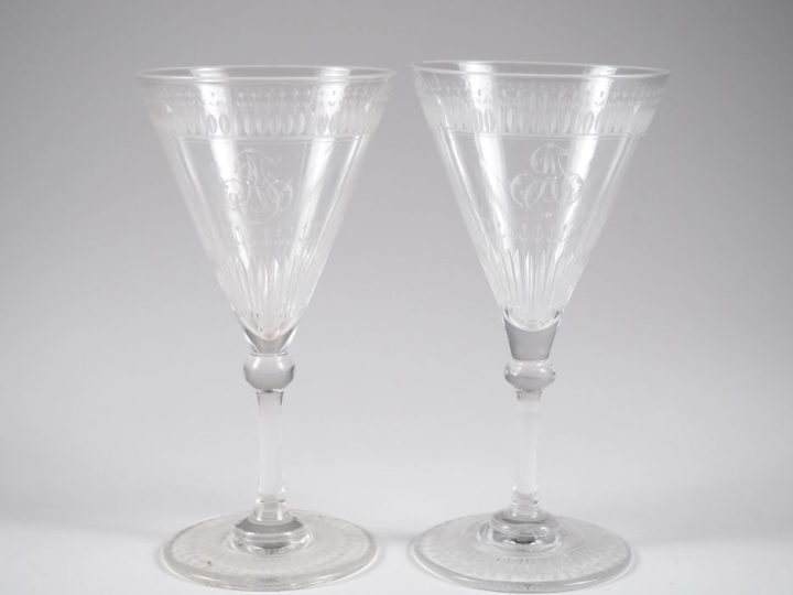 Suite de 20 verres Restauration en cristal gravé à décor de fleurons e