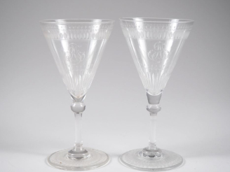 Vente aux enchères Suite de 20 verres Restauration en cristal gravé à décor de fleurons e