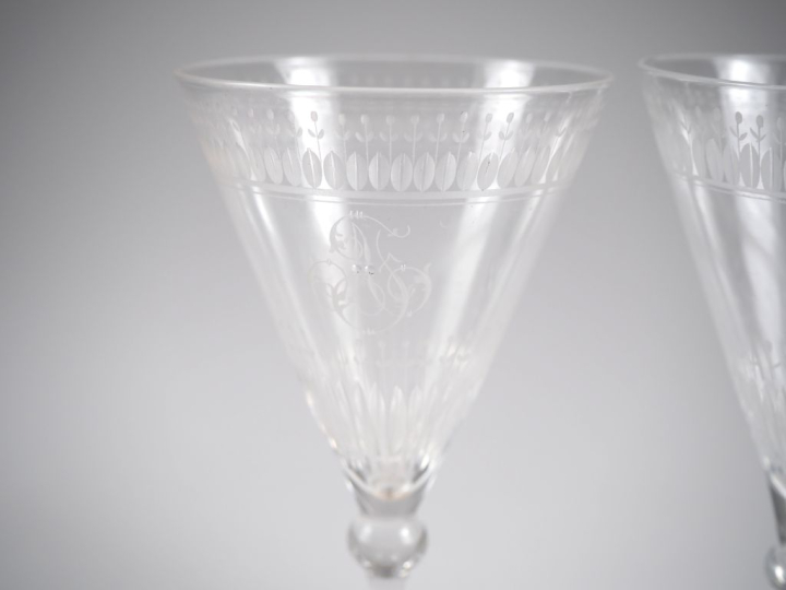 Suite de 20 verres Restauration en cristal gravé à décor de fleurons e