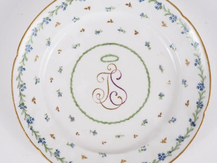 Assiette Louis XVI en porcelaine à décor polychrome de monogramme et d