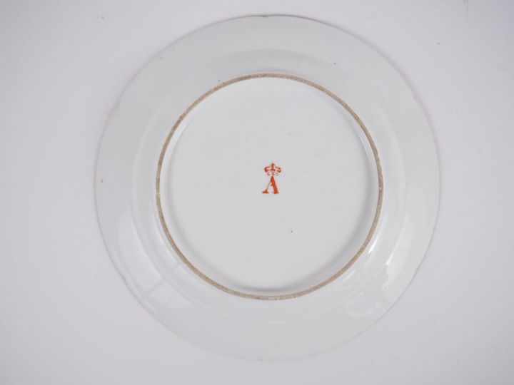 Assiette Louis XVI en porcelaine à décor polychrome de monogramme et d