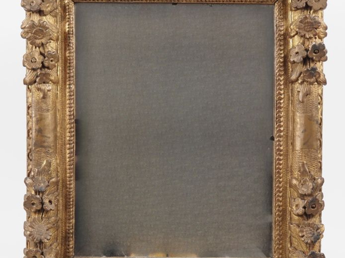 Cadre XVIIIème en bois sculpté et doré, à décor de fleurs. Dim. 64 x 5