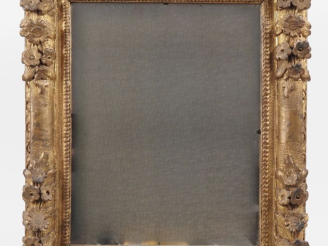 Vente aux enchères Cadre XVIIIème en bois sculpté et doré, à décor de fleurs. Dim. 64 x 5