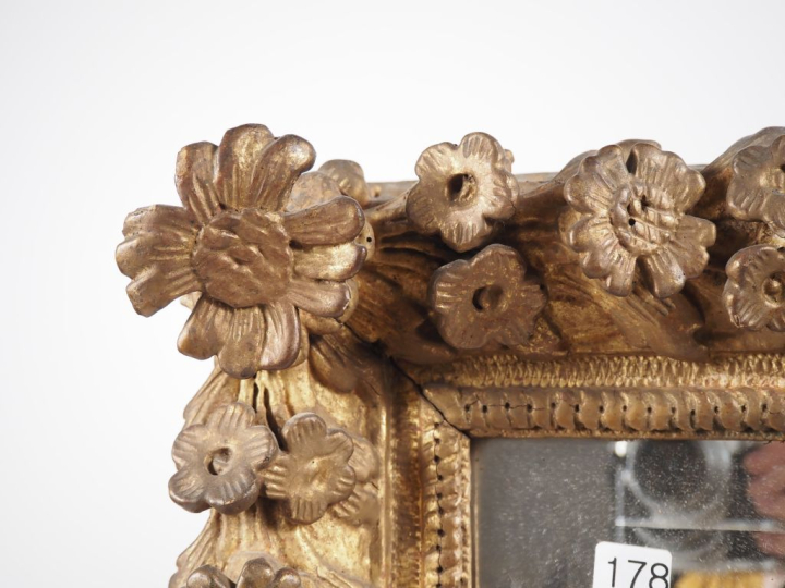 Cadre XVIIIème en bois sculpté et doré, à décor de fleurs. Dim. 64 x 5