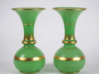 Vente aux enchères Paire de vases Charles X en opaline verte à décor de liserets dorés. H