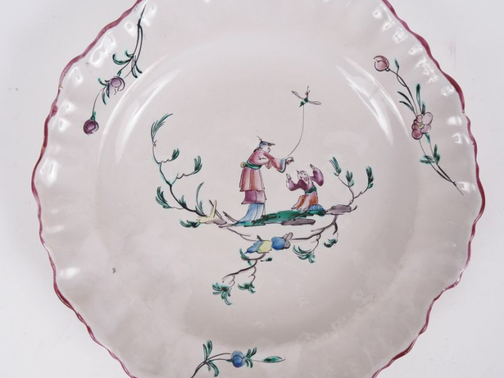 Assiette XVIIIème en faïence de Toulouse, décor polychrome au Chinois.