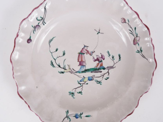 Vente aux enchères Assiette XVIIIème en faïence de Toulouse, décor polychrome au Chinois.