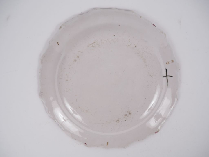 Assiette XVIIIème en faïence de Toulouse, décor polychrome au Chinois.