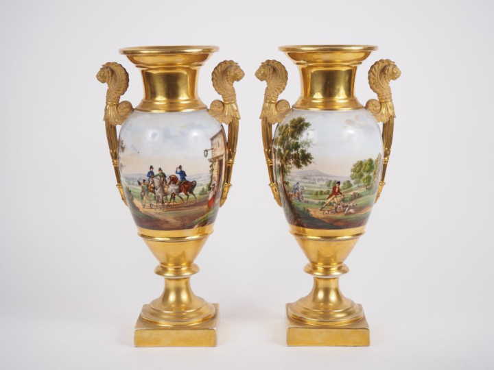 Paire de vases Restauration en porcelaine de Paris à décor de scènes d