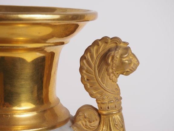 Paire de vases Restauration en porcelaine de Paris à décor de scènes d