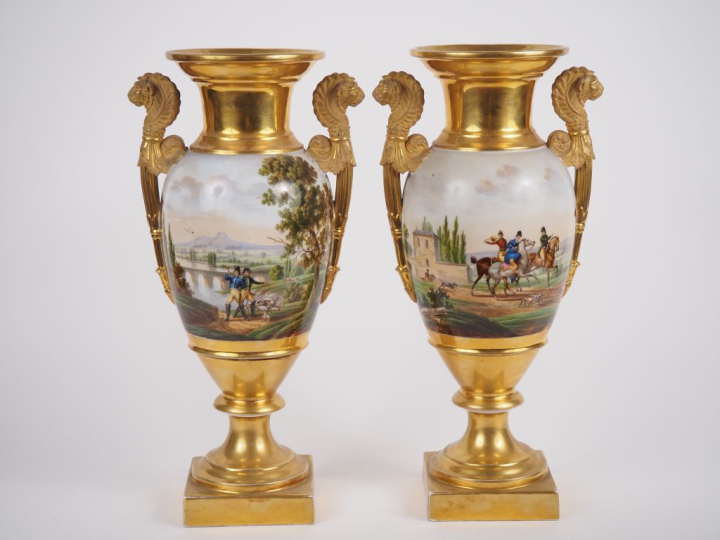 Paire de vases Restauration en porcelaine de Paris à décor de scènes d