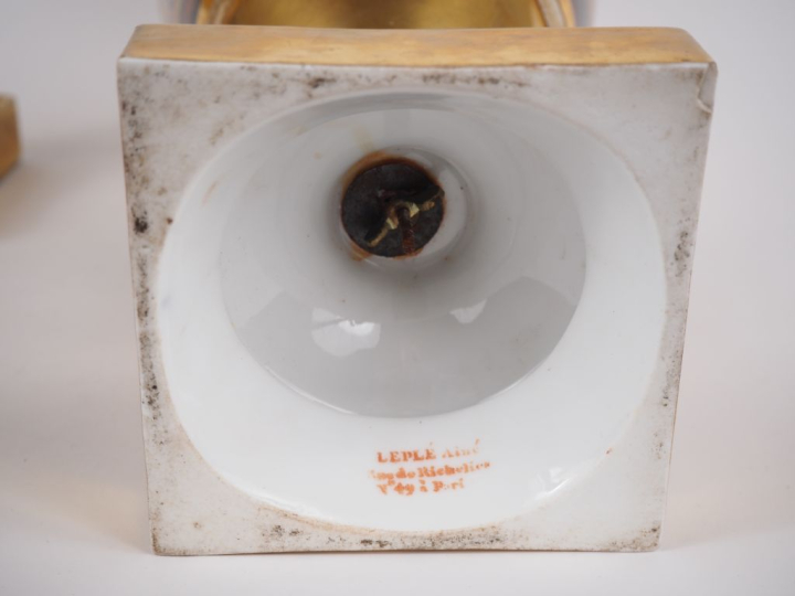 Paire de vases Restauration en porcelaine de Paris à décor de scènes d