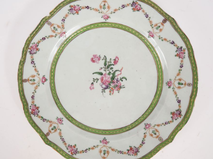 Assiette en porcelaine de style Louis XVI.  Chine début XIXème. Travai