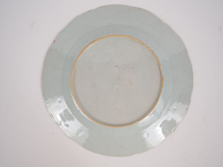 Assiette en porcelaine de style Louis XVI.  Chine début XIXème. Travai