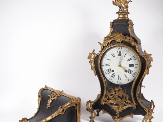 Vente aux enchères Cartel d'applique Louis XV en bois noirci et bronze doré à décor de ro