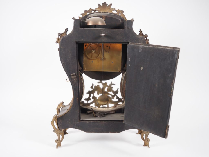 Cartel d'applique Louis XV en bois noirci et bronze doré à décor de ro