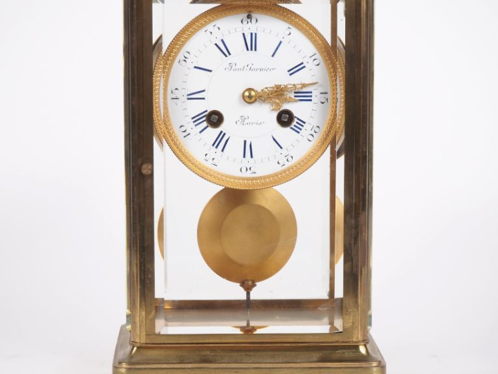 Pendule borne en bronze et cristal, cadran signé Paul Garnier à Paris.