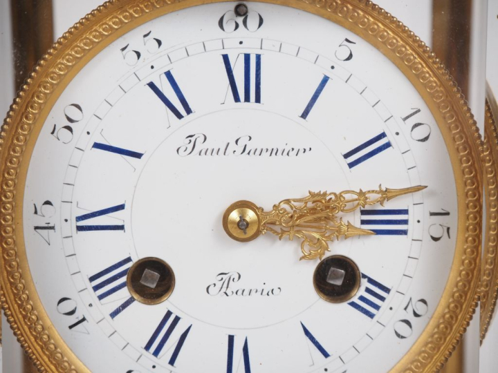 Pendule borne en bronze et cristal, cadran signé Paul Garnier à Paris.