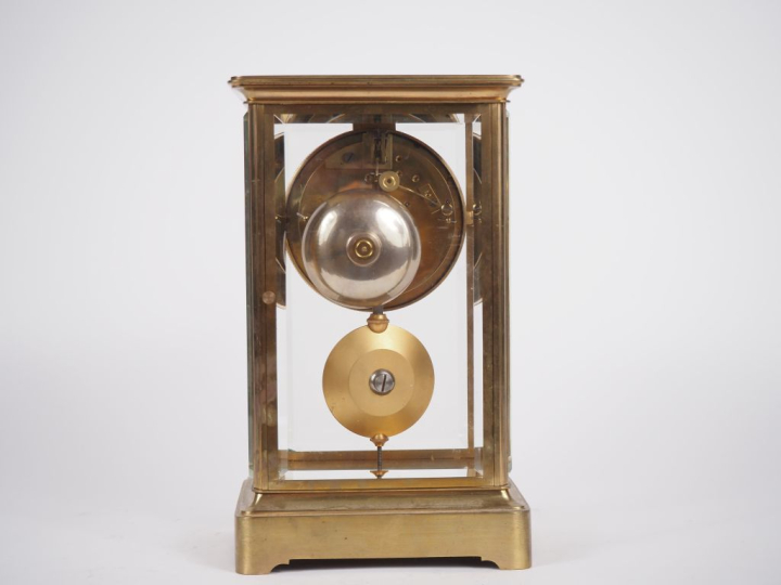 Pendule borne en bronze et cristal, cadran signé Paul Garnier à Paris.