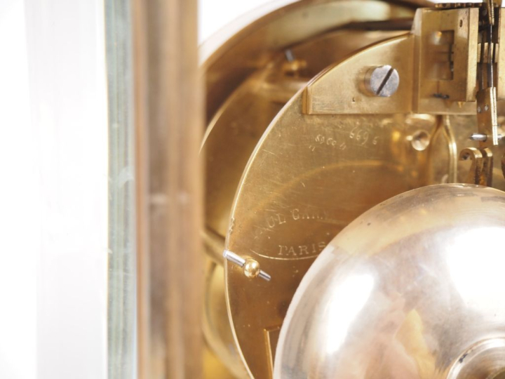 Pendule borne en bronze et cristal, cadran signé Paul Garnier à Paris.