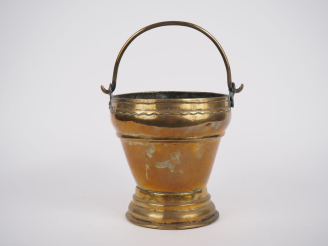 Vente aux enchères Seau à eau bénite ancien en laiton.
