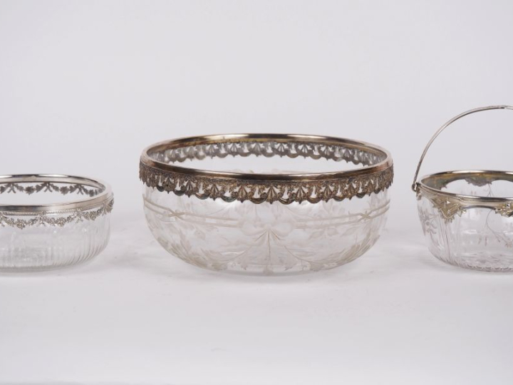2 jattes et un sucrier en cristal et argent.