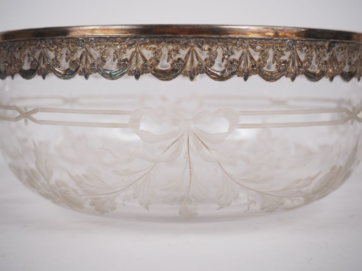 2 jattes et un sucrier en cristal et argent.