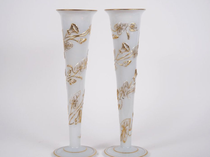 Paire de grands vases cornet Restauration en opaline à décor en relief
