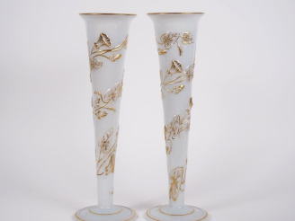 Vente aux enchères Paire de grands vases cornet Restauration en opaline à décor en relief