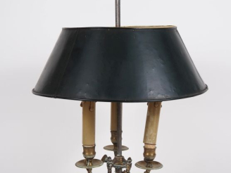 Vente aux enchères Lampe bouillote de style Louis XVI en bronze et tôle, éclairant à troi