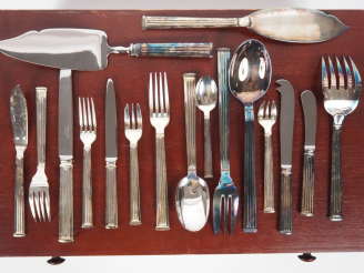 Vente aux enchères CHRISTOFLE.  Ménagère de style Art déco en métal argenté, complète, da