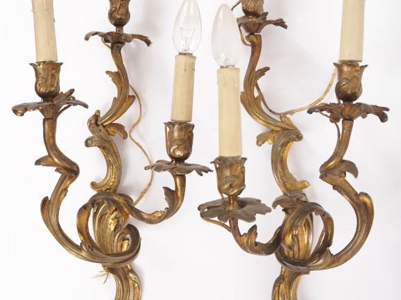 Paire d'appliques de style Louis XV en bronze, éclairant à trois lumiè