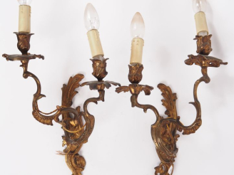 Vente aux enchères Paire d'appliques doubles de style Louis XV en bronze. H. 44 cm