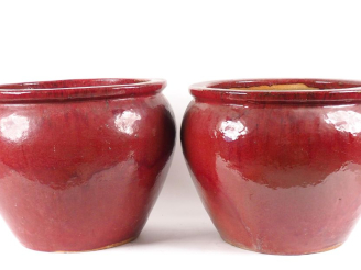 Vente aux enchères Paire de jarres en grès émaillé "sang de bœuf". H. 38,5 cm Diam. 47 cm