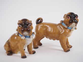 Vente aux enchères 2 sujets en porcelaine polychrome  "carlin debout"  Dim. 24 x 27 cm " 