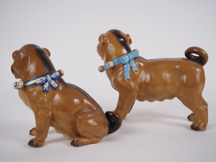 2 sujets en porcelaine polychrome  "carlin debout"  Dim. 24 x 27 cm " 