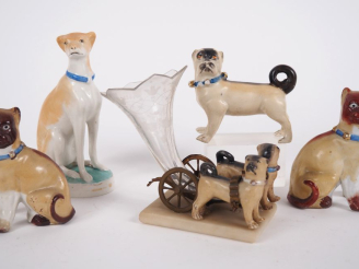 Vente aux enchères Pique fleurs 1900 en cristal et porcelaine  "carlin tirant un chariot"
