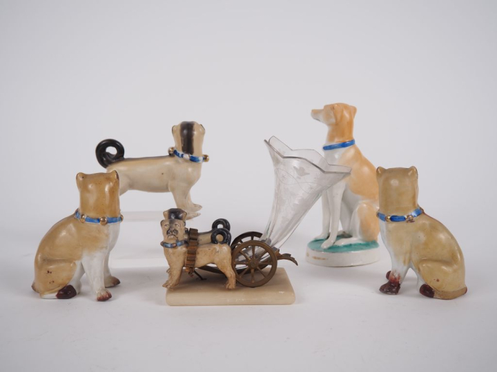 Pique fleurs 1900 en cristal et porcelaine  "carlin tirant un chariot"