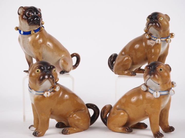 4 sujets en porcelaine polychrome.  "carlins"  H. 13,5 cm  (2 petits a