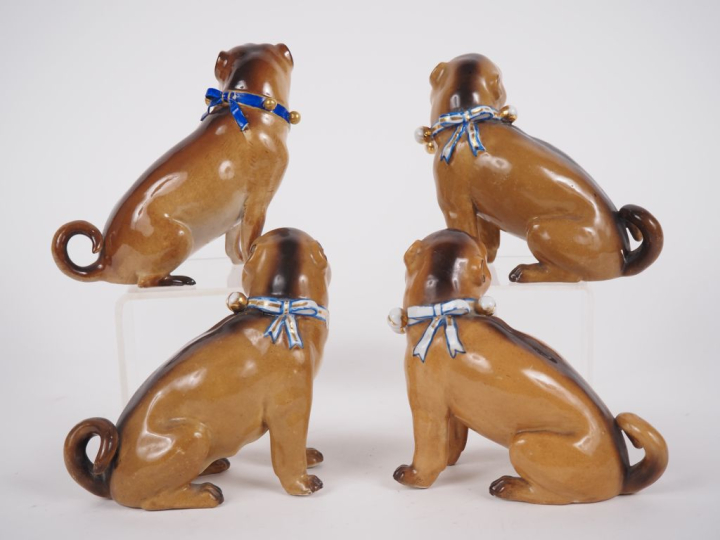 4 sujets en porcelaine polychrome.  "carlins"  H. 13,5 cm  (2 petits a