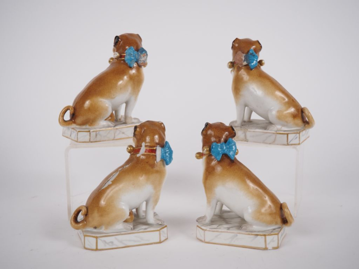 4 sujets en porcelaine de Saxe. "carlins assis"  H. 12 cm (petits acci