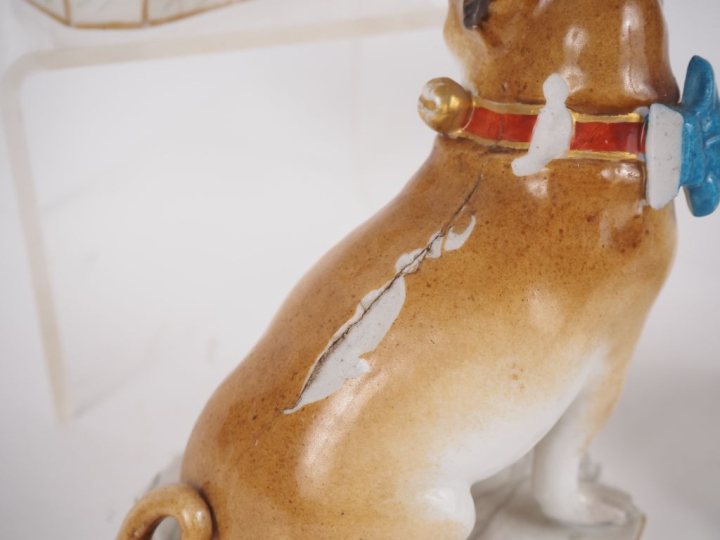 4 sujets en porcelaine de Saxe. "carlins assis"  H. 12 cm (petits acci