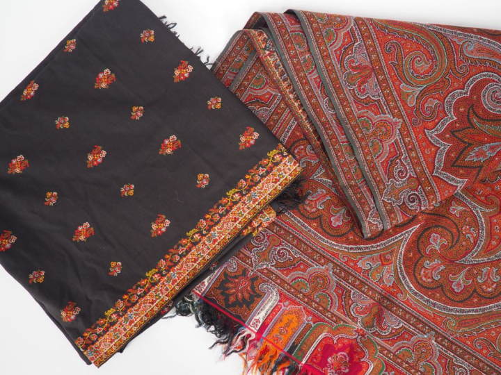 2 différents chales en cachemire (un signé). (accidents) Dim. 175 x 16