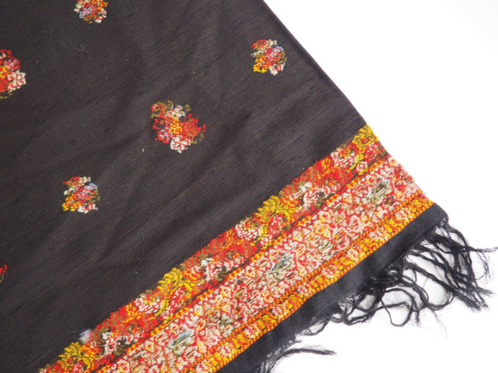 2 différents chales en cachemire (un signé). (accidents) Dim. 175 x 16