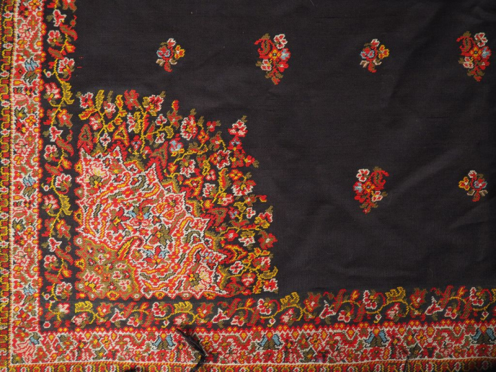 2 différents chales en cachemire (un signé). (accidents) Dim. 175 x 16