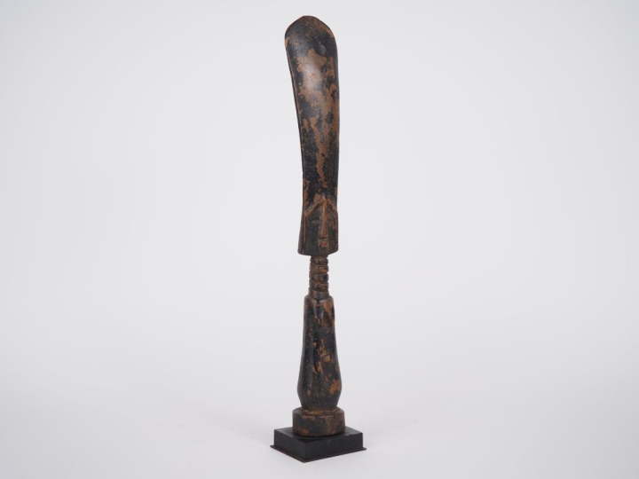 Statuette d'Art Primitif en bois noirci en forme de divinité féminine.