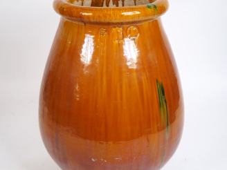 Vente aux enchères Jarre de jardin en terre vernissée ocre. H. 85 cm