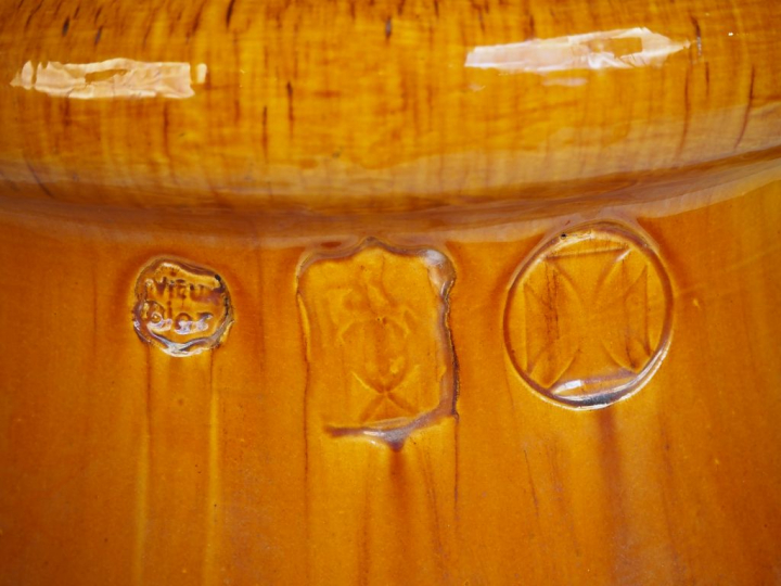 Jarre de jardin en terre vernissée ocre. H. 85 cm